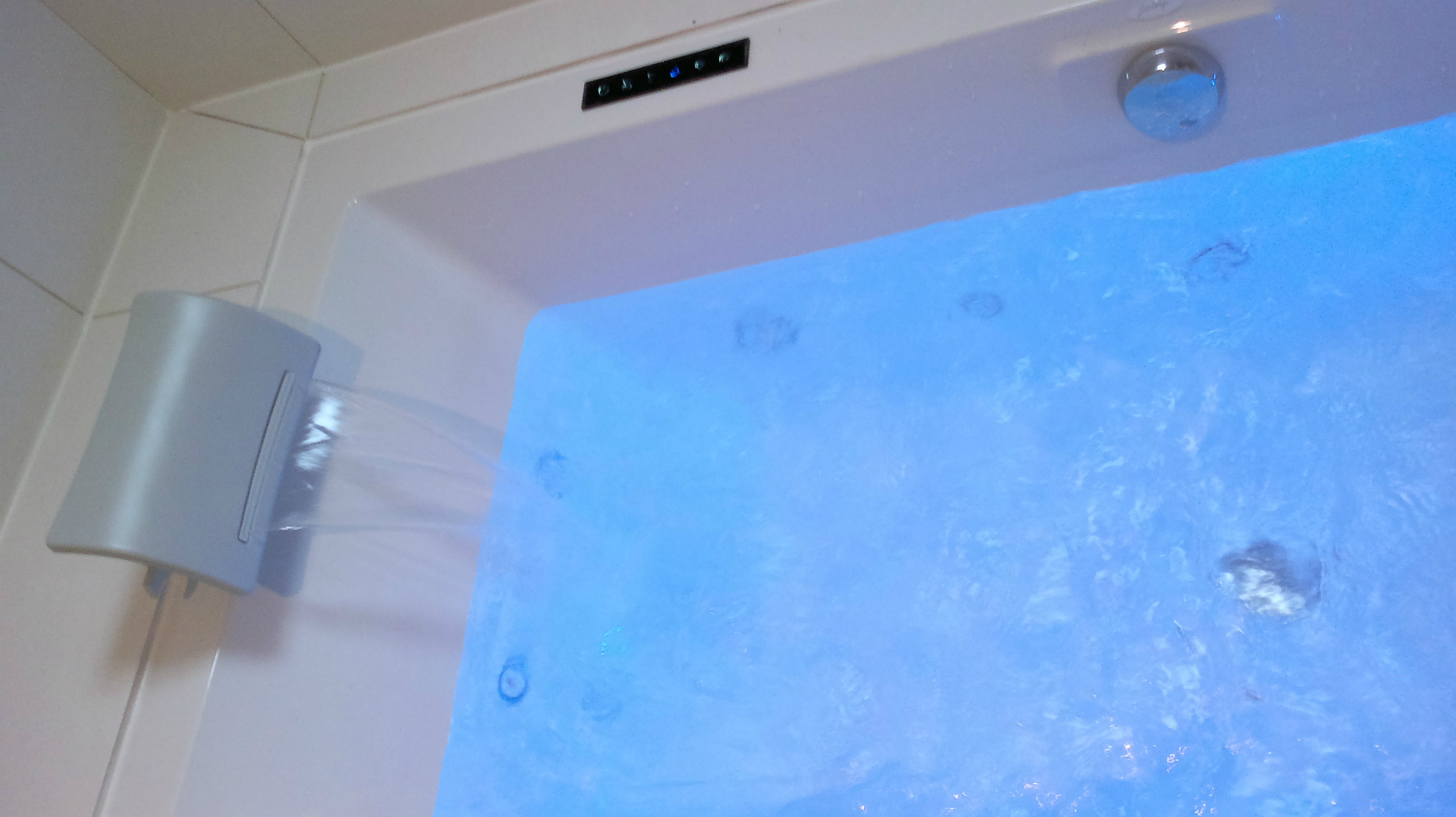 suite familiale Honfleur, baignoire balnéo avec douche