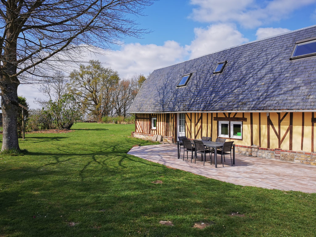 gite la bergerie, la façade côté terrasse