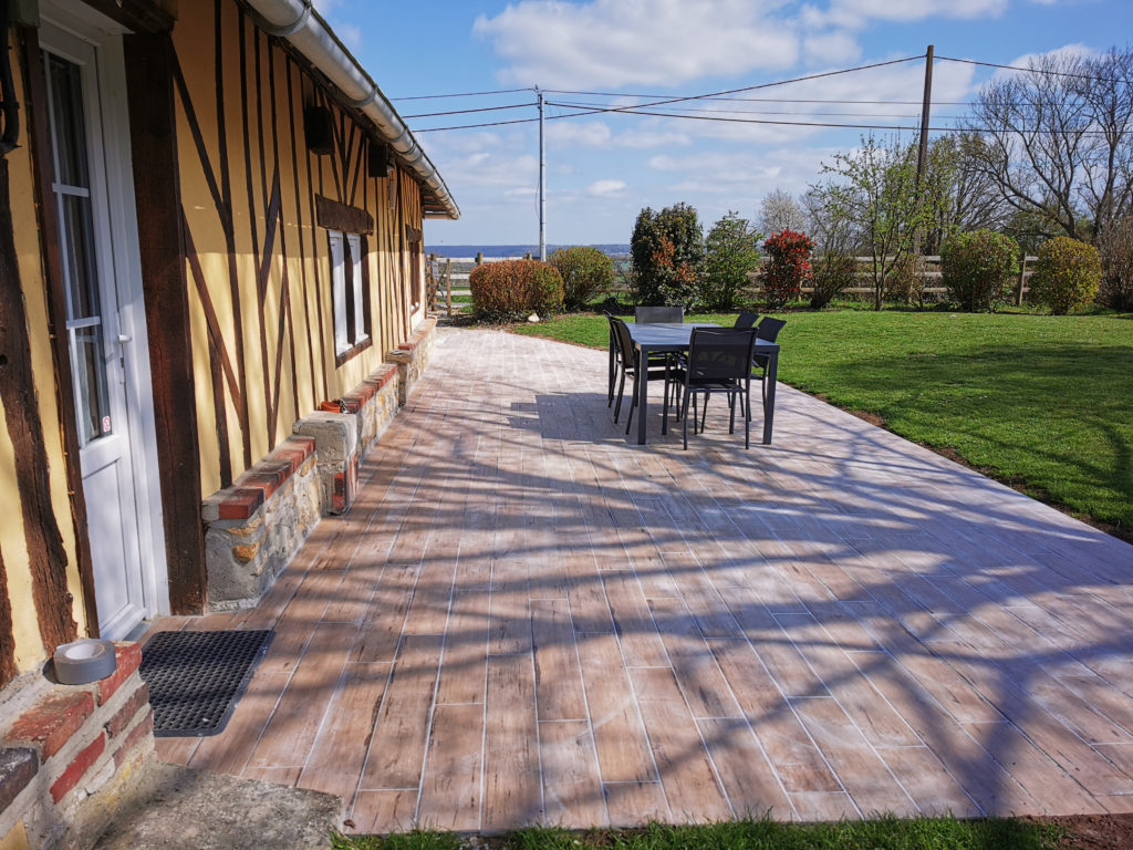 gite la bergerie, la façade côté terrasse