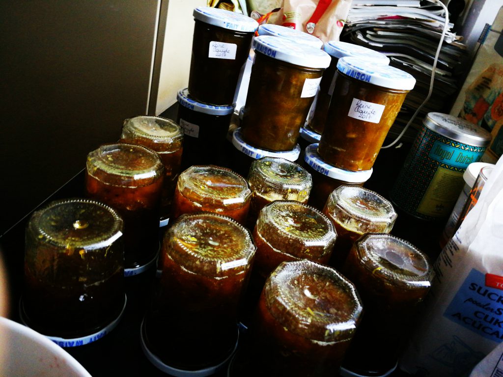 le stock de confitures maison aux fruits du jardin est prêt le stock de confitures maison aux fruits du jardin est prêt
