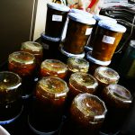 le stock de confitures maison aux fruits du jardin est prêt