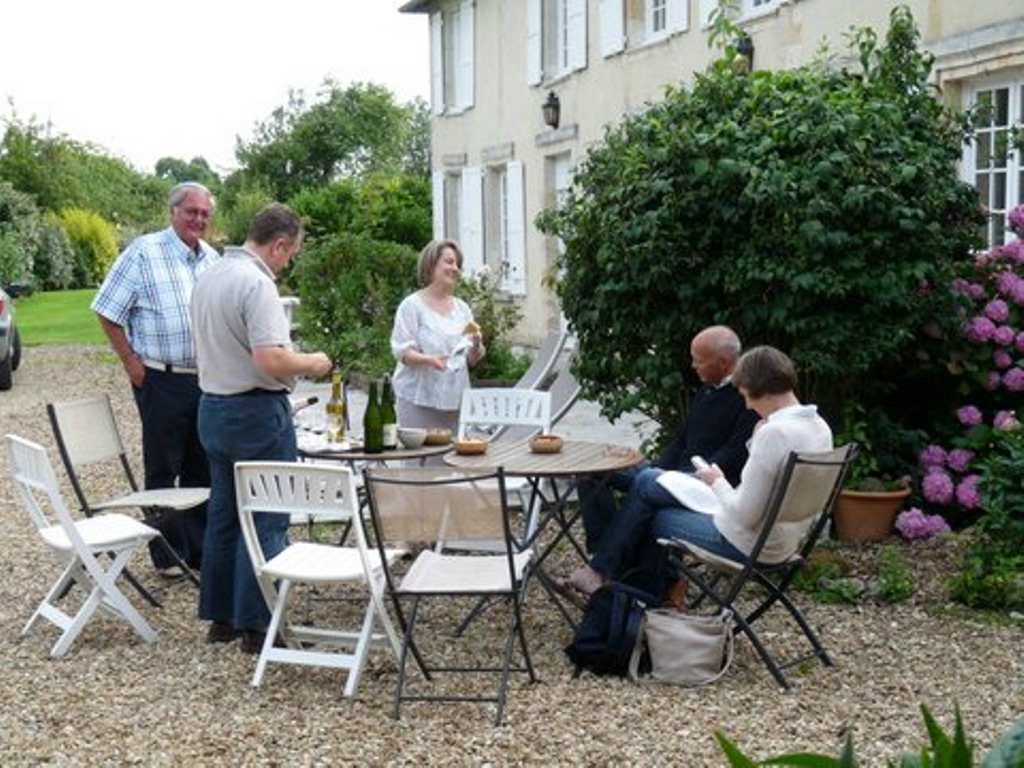 moment de convivialité aux Marronniers chambre d'hôtes les marronniers